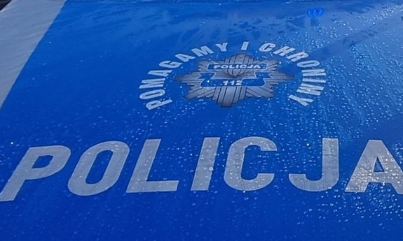 napis Policja i logo &quot;Pomagamy i chronimy&quot; na masce radiowozu policyjnego